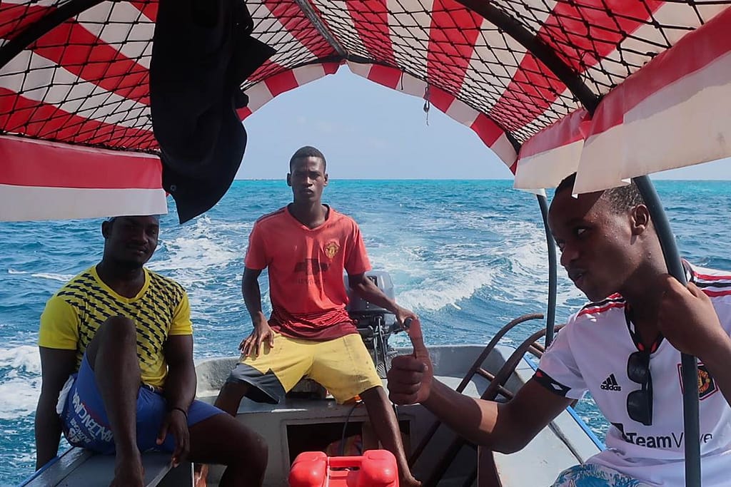 Left the captain, in the niddle our co-captain and right our assitant